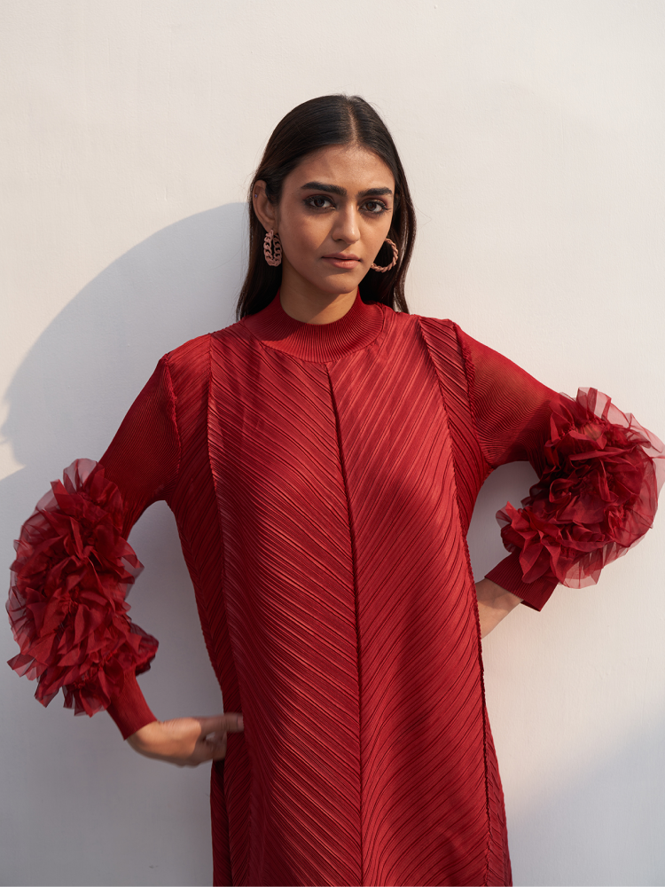 FLOWER SLEEVES PLEATED DRESS