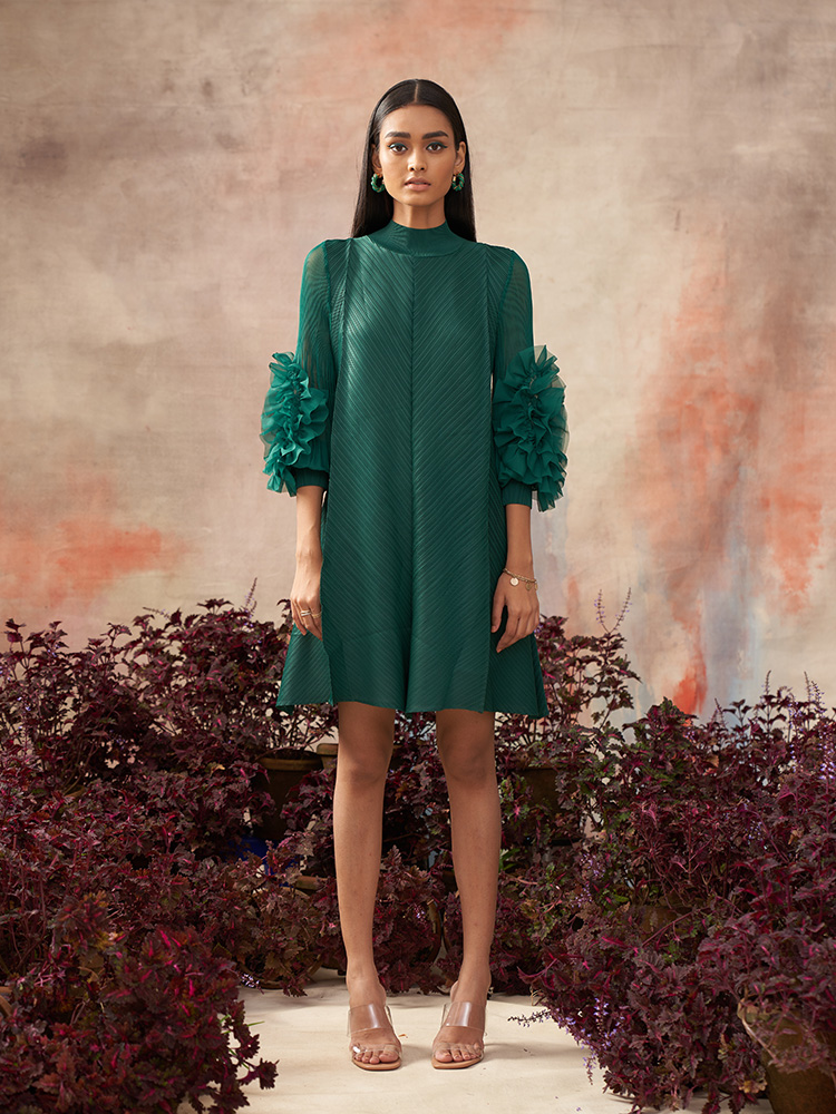 FLOWER SLEEVES PLEATED DRESS