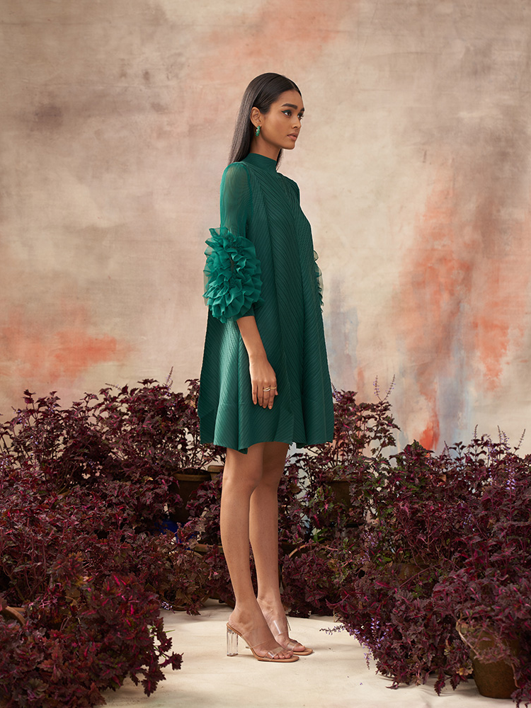 FLOWER SLEEVES PLEATED DRESS