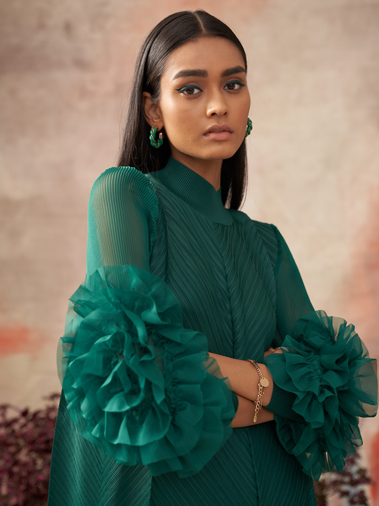 FLOWER SLEEVES PLEATED DRESS