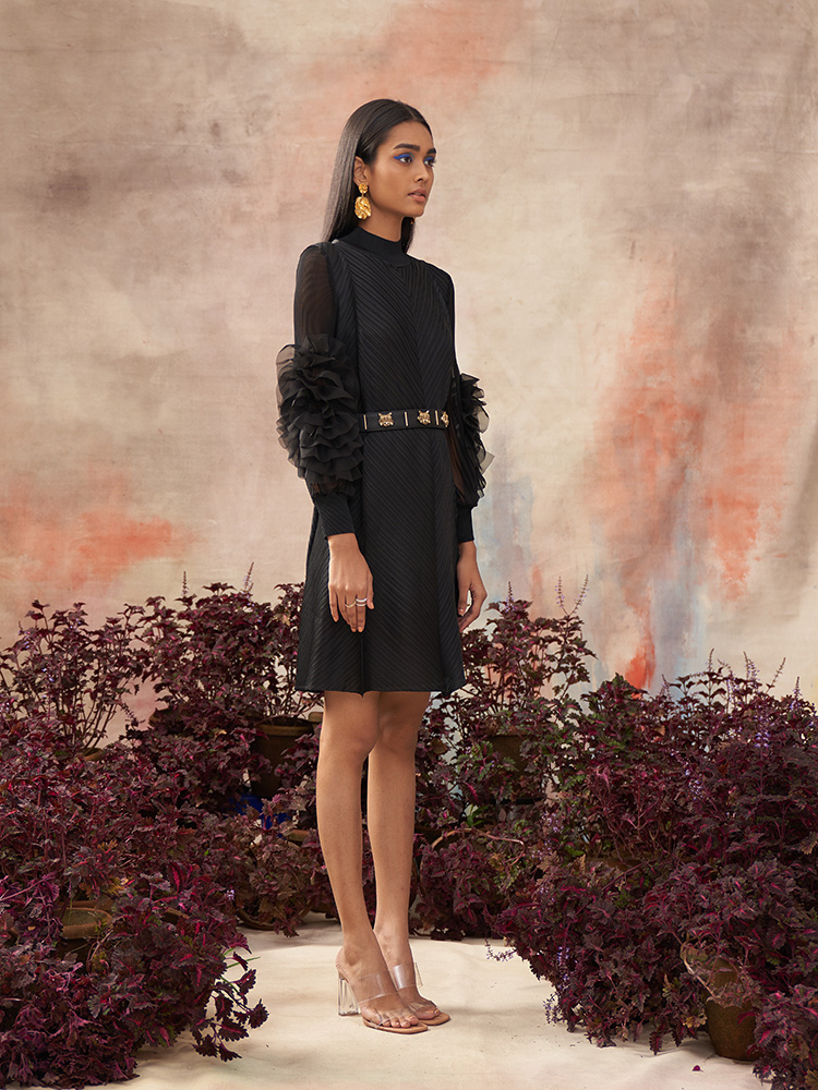 FLOWER SLEEVES PLEATED DRESS