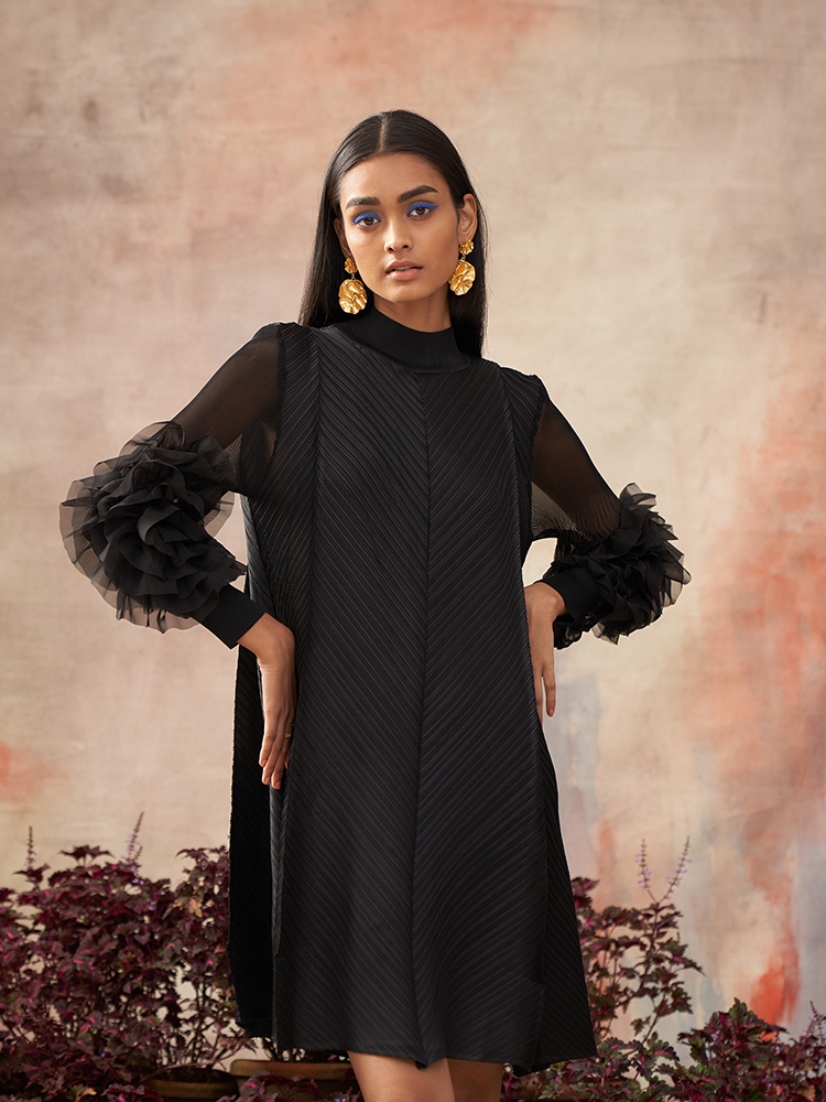 FLOWER SLEEVES PLEATED DRESS