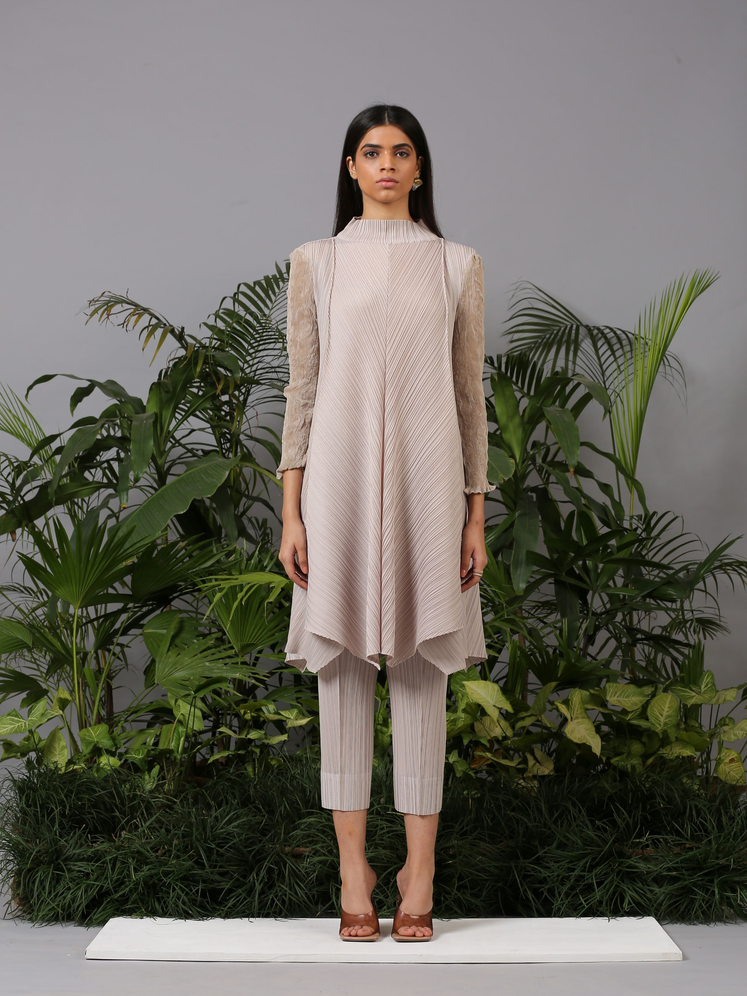 BEIGE CRUSHED SLEEVE TOP