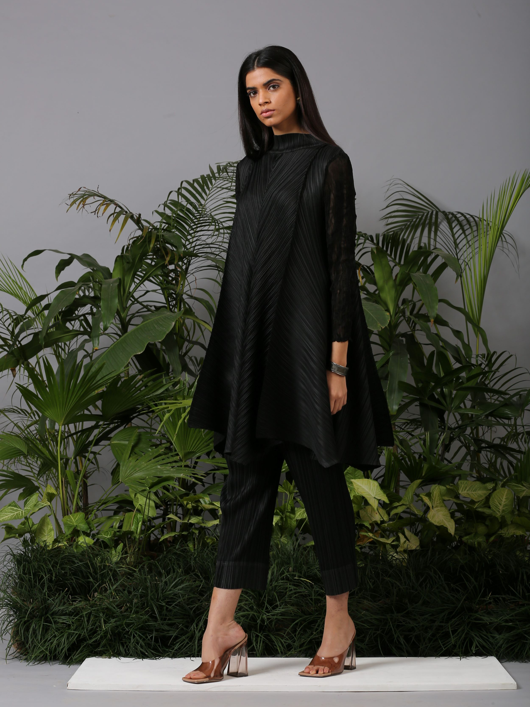 BLACK CRUSHED SLEEVES TOP