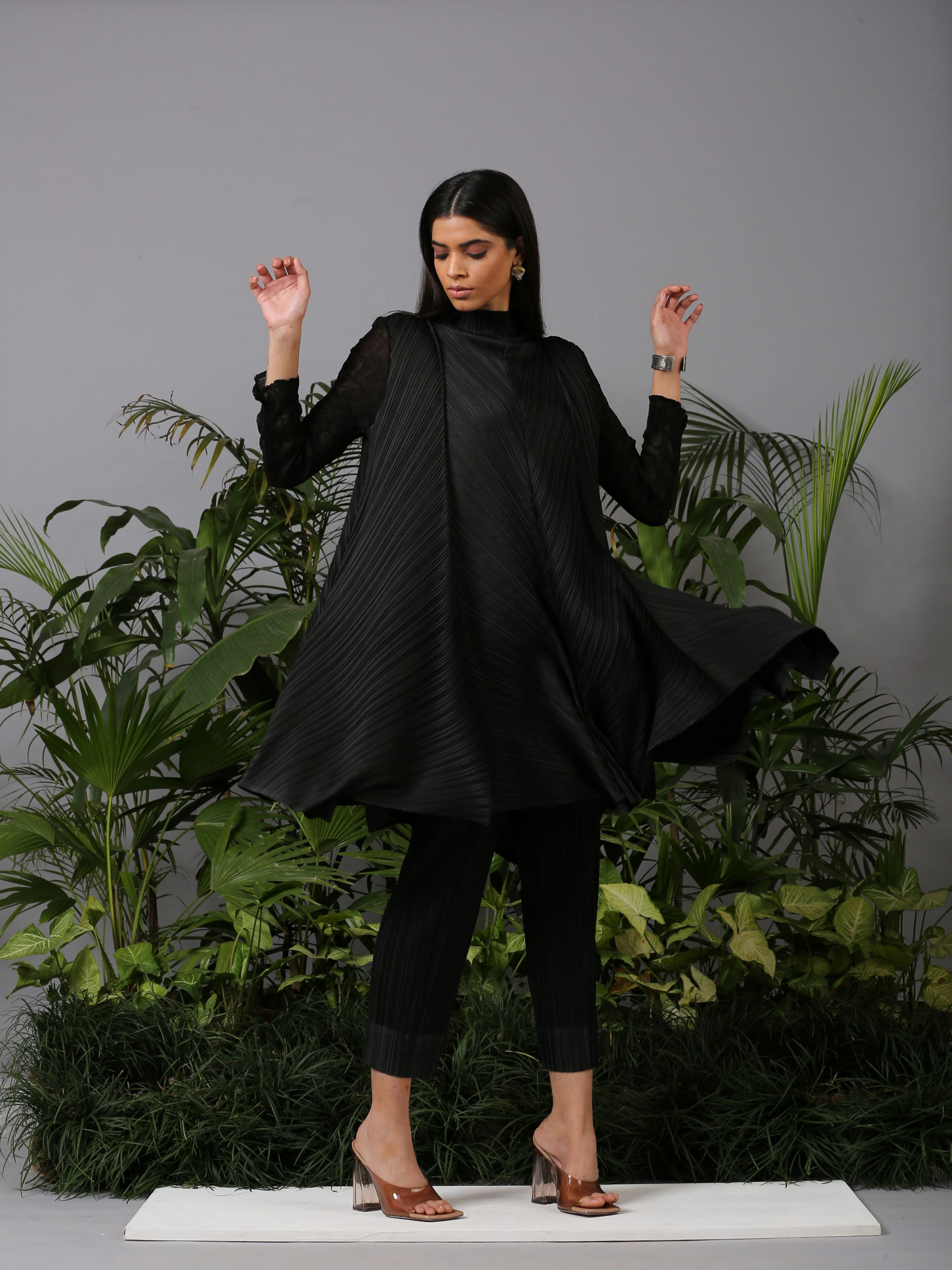 BLACK CRUSHED SLEEVES TOP
