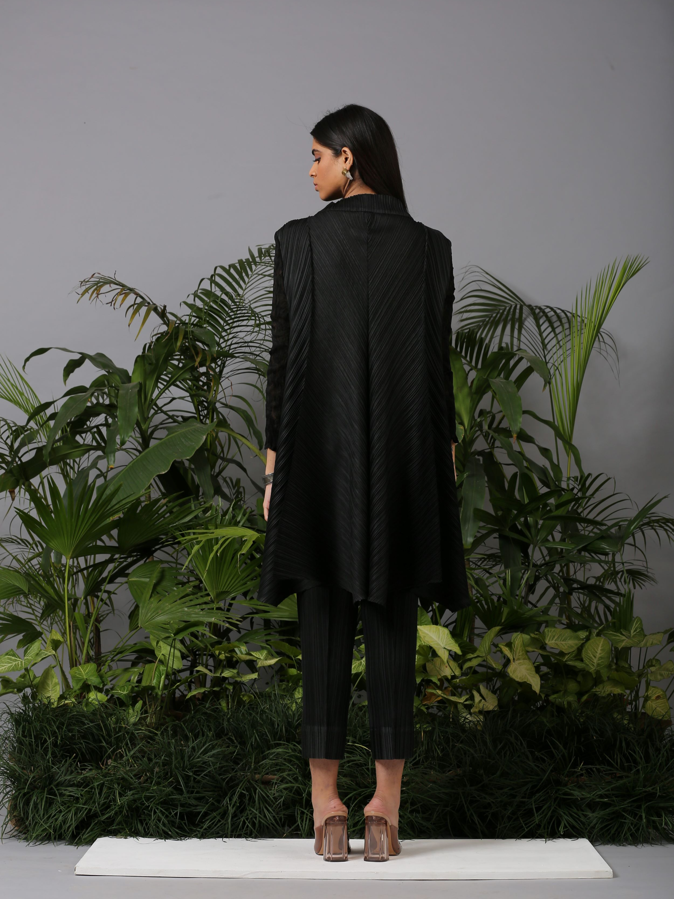 BLACK CRUSHED SLEEVES TOP